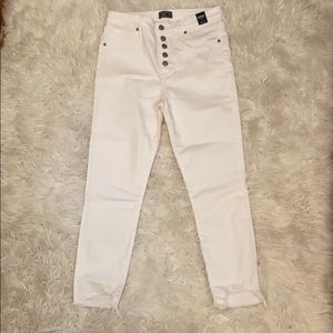 White highrise skinny jeans w/ distressing @ankle